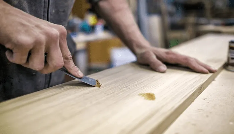 如何在硬木地板上使用木材填料？