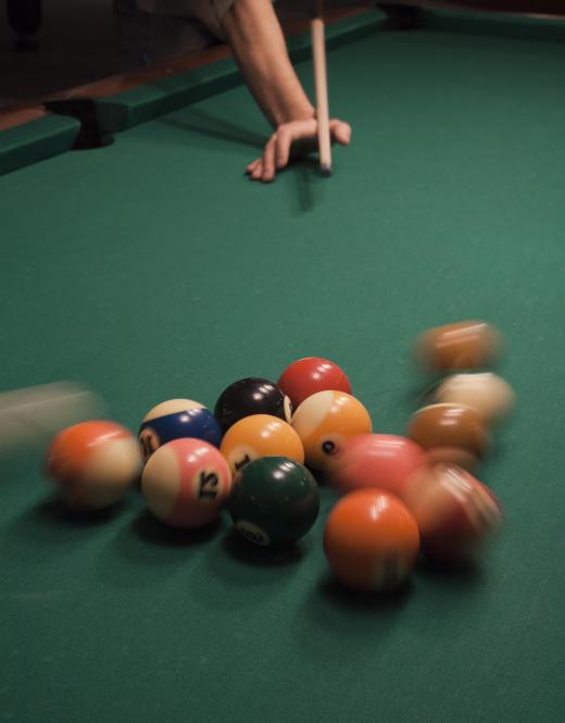 billiard-balls-breaking-up-after-being-hit