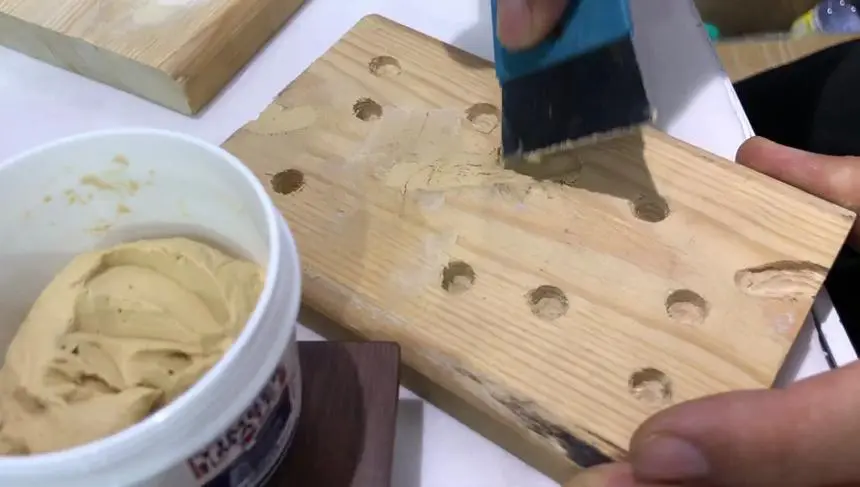 如何用木材填料填充螺丝孔？