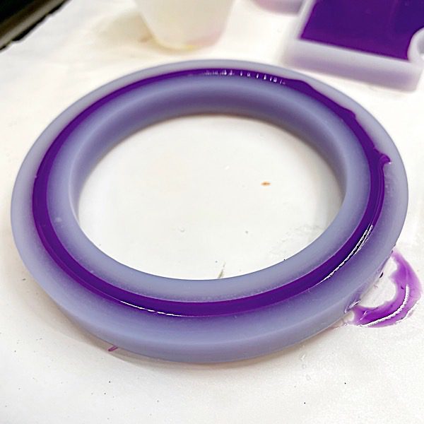 epoxy-resin-bracelet-in-mold